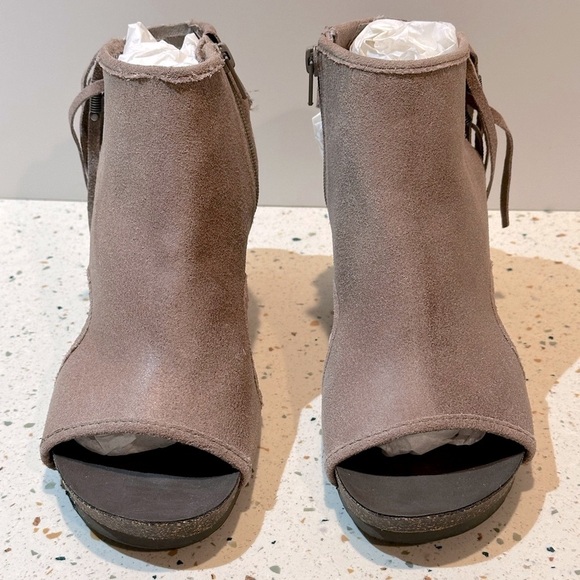 OTBT Free Spirit Suede Leather Chunky Heel Sandals with Fringe - Picture 3 of 11